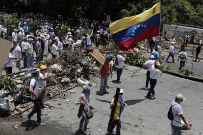 Opositores venezolanos levantan una barricada en Caracas.