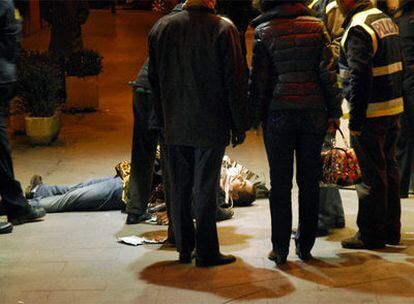 El cadáver del rumano Catalin Stefan Craziun, alias <b><i>Cata, </b></i>a las puertas de la discoteca Heaven Palace, donde fue tiroteado.