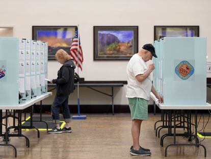 Dos electores votan anticipadamente en Las Vegas (Nevada), el pasado 22 de octubre.