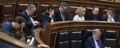 Pablo Iglesias, observado por Albert Rivera en el Congreso. 