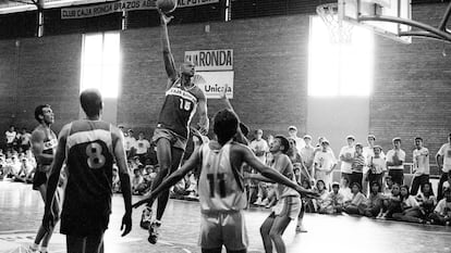 Kareem Abdul-Jabbar realiza su mítico 'skyhook' con la camiseta de Rafa Vecina en el antiguo pabellón de Málaga, adonde acudió invitado para dar un clinic de baloncesto tras visitar la Alhambra de Granada.