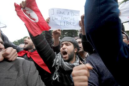 Un manifestante sostiene una pancarta que dice 'Tengo un sueño, Túnez libre' durante una protesta en enero de 2011.