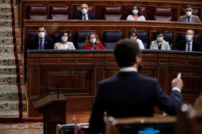 El líder popular, Pablo Casado, interpela al Gobierno durante una sesión de control en el Congreso de los Diputados.