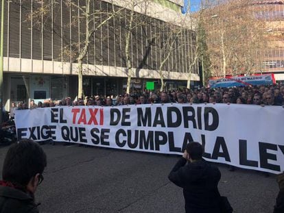 Los taxistas madrile&ntilde;os se manifestaron hoy en la capital espa&ntilde;ola y exigieron a la Comunidad de Madrid que regule el sector de los VTC. 