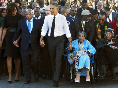 El presidente Obama camina de la mano de Boynton en Selma durante el 50 aniversario de la marcha.
