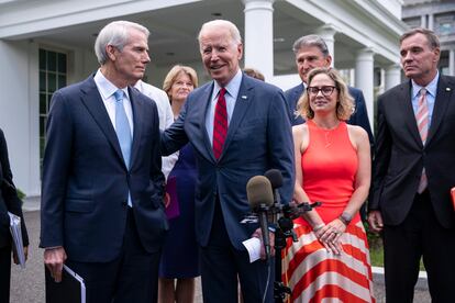 Joe Biden anuncia el acuerdo de infraestructura, rodeado de los senadores que lo negociaron, este jueves en la Casa Blanca.