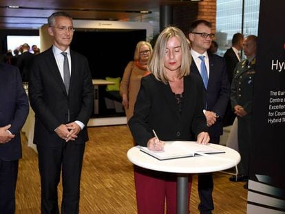 Desde la izquierda, el presidente de Finlandia, Sauli Niinisto, el secretario general de la OTAN, Jens Stoltenberg y la alta representante de la UE, Federica Mogherini, este lunes en Helsinki.