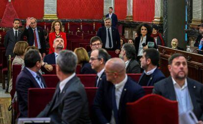 El presidente de la Generalitat, Quim Torra, saluda a los acusados del 'procés', en el Tribunal Supremo. / E. NARANJO (EFE)