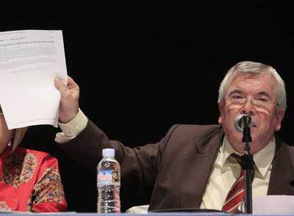 El alcalde de Getafe, Pedro Castro, durante el pleno monográfico sobre la sanidad madrileña que se celebró ayer en un teatro del municipio.