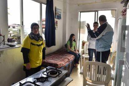 La familia refugiada siria El Faj en el cuartucho que hace las veces de hogar en Líbano