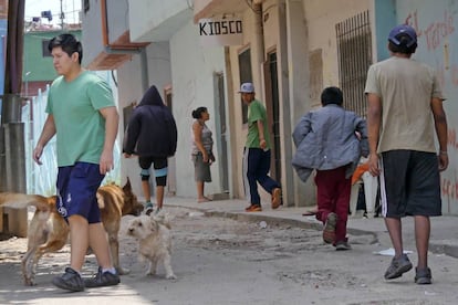 Un grupo de adolescentes camina por una de las calles de la villa 1-11-14 de Buenos Aires.