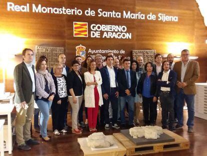 Los parlamentarios aragoneses con la consejera de Cultura Mayte P&eacute;rez, en el monasterio de Sijena, junto a las 53 piezas entregadas por Catalu&ntilde;a.