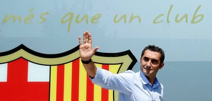 Valverde posa en la puerta de las oficinas del Camp Nou.