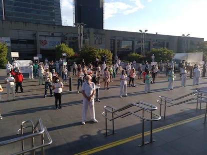 Movilización de sanitarios en el hospital La Paz, en Madrid.