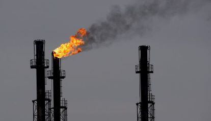 Chimeneas en la refinería de gas y petróleo de Brazi, al norte de Bucarest, Rumanía.