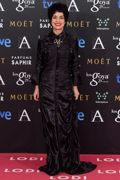 Adriana Ozores se ha marcado un estilismo demasiado dark. En las redes sociales se comparó el look de la actriz con los trajes que usaba en Gran Hotel.