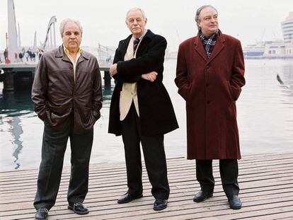 Els escriptors Juan Marsé, Eduardo Mendoza i Enrique Vila-Matas, fotografiats al Port Vell de Barcelona el 2004.