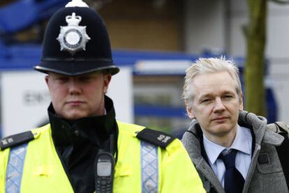 Julian Assange abandona ayer el tribunal londinense.