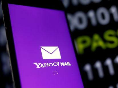 Logotipo de Yahoo Mail, en un smartphone.