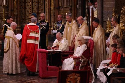 Carlos III firma el juramento de su coronación. Con la mano en la Biblia, el monarca ha prometido respetar las leyes y las costumbres de sus reinos y la religión protestante. 
