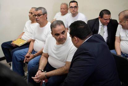 El expresidente Saca, este miércoles, mientras espera la lectura de la sentencia.