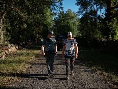 Joseba Alday y Victor Ratón caminan por un sendero junto al pueblo de Sesnández de Tábara.