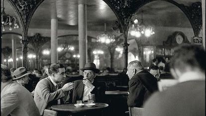 Caf&eacute; de Lisboa, retratado por el fot&oacute;grafo franc&eacute;s Henri Cartier-Bresson.