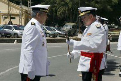 El general Chicharro, a la derecha, en una entrega de mandos en Cartagena en 2009.