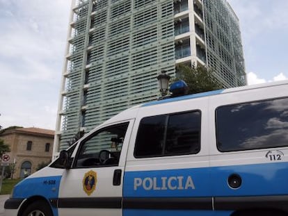 La polic&iacute;a controla los accesos a la Consejer&iacute;a de Gobernaci&oacute;n, registrada por agentes de la UDEF.