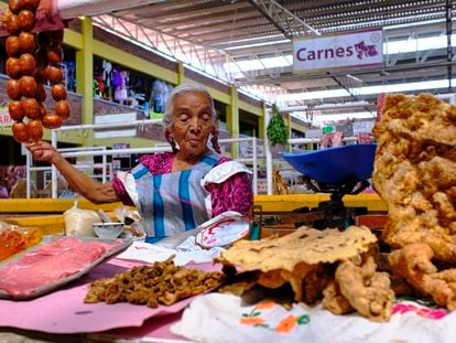 Una mujer trabaja en el mercado de Zaachila (Oaxaca).