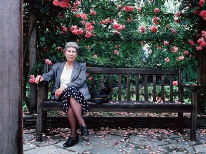 Natalia Ginzburg (1916-1991) retratada en Turín en torno a 1990.