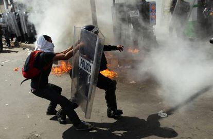 Manifestantes encapuchados y polic&iacute;as antidisturbios protagonizaron este domingo enfrentamientos en Ciudad de M&eacute;xico.