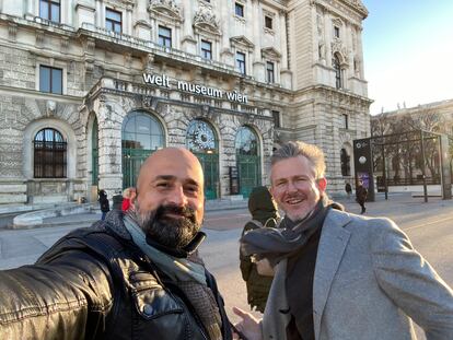 Sebastián Arrechedera y Yosu Arangüena, delante del Museo Etnográfico de Viena, en enero.