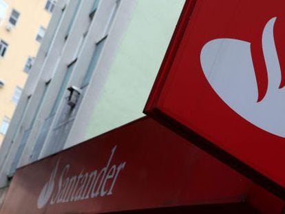 Fotografía de la imagen del Banco Santander en una oficina del banco, uno de los que ha anunciado que cerrará varias sucursales. EFE/Archivo
