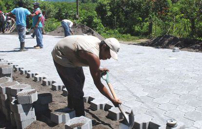 Hombre colocando adoquines en la isla de Ometepe