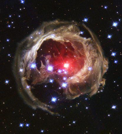 Imagen de el halo de gas y polvo alrededor de la estrella V838 Monocerotis, situada a una distancia de unos 20.000 años luz de la Tierra, tomada con la cámara ACS del telescopio espacial `Hubble´ el 8 de febrero de 2004.