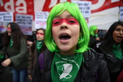 Una chica durante una manifestación pro aborto en Buenos Aires (Argentina) con el pañuelo verde que se ha convertido en símbolo de la lucha por la legalización del aborto. 