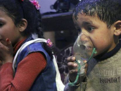 Niños afectados tras un ataque con gas en Duma.