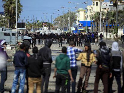 Un grupo de manifestantes se enfrenta a la polic&iacute;a hoy en Port Said. 