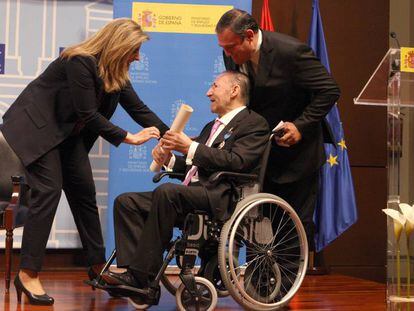 M&aacute;ximo Cu&ntilde;ado, al recibir la medalla al m&eacute;rito en el Trabajo en 2014.