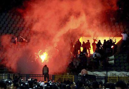 Aficionados del Al Ahli se enfrentan a los antidisturbios en Port Said.