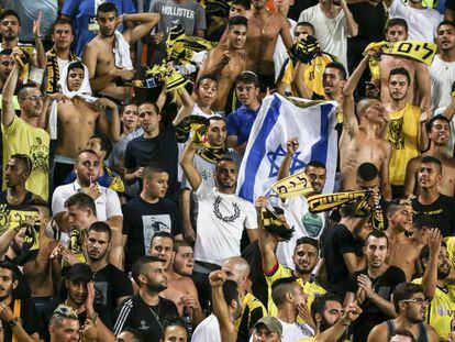 Hinchas del Beitar Jerusal&eacute;n, durante un partido en su estadio en julio de 2015.