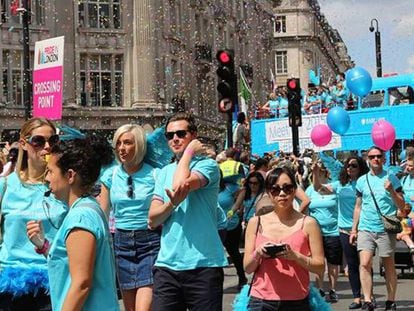 Desfile del Orgullo Gay en Londres, con uno de los autobuses patrocinado por Barclays Bank. 