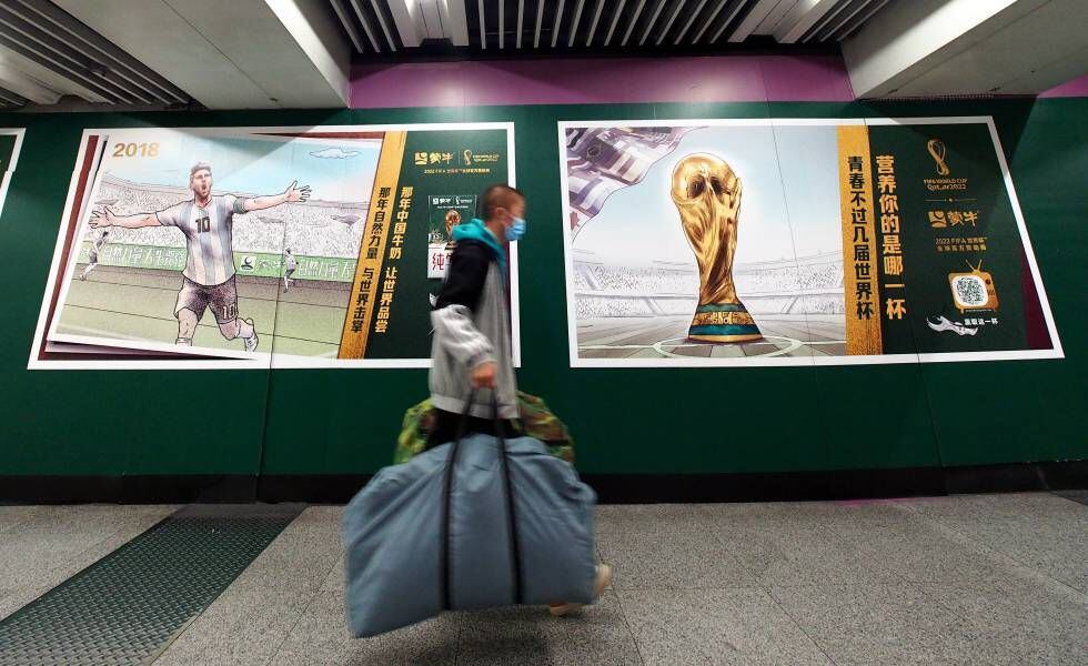 Publicidad del Mundial de Fútbol FIFA 2022, en una estación de metro en Pekín (China).