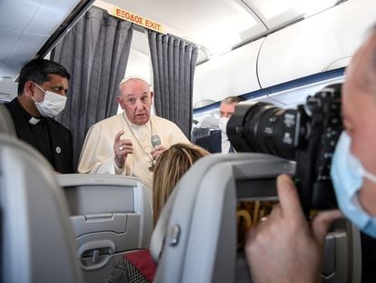 El papa Francisco, durante la rueda de prensa en el avión papal a su regreso del viaje a Chipre y Grecia.