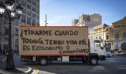 Un camión durante la protesta en Barcelona tras la entrada en vigencia de las zonas cero emisiones, en febrero de 2020. 
 
 