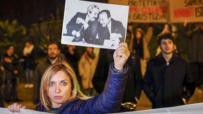 Una mujer muestra una foto de los jueces Giovanni Falcone y Paolo Borselino, asesinados por la Mafia, durante una manifestación contra el crimen organizado en Palermo (Sicilia).