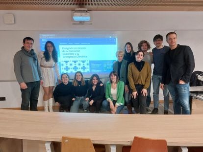 Alumnos del actual curso del posgrado Gestión de la Transición Sostenible y la Emergencia Climática ofrecido por ESCI-UPF, la escuela de negocios de la Universitat Pompeu i Fabra. ESCI