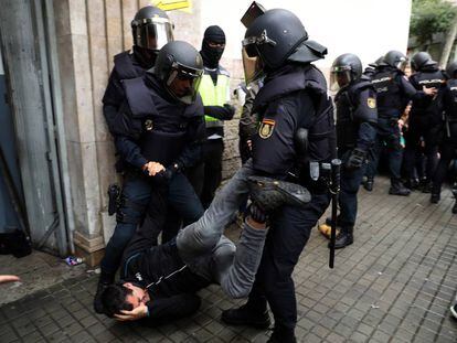 Desallotjament de la Policia Nacional i retirada d'urnes a l'Institut Jaume Balmes, a Barcelona.