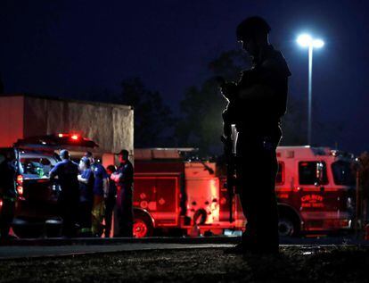 Un oficial permanece de guardia junto a la escuela secundaria de Gilroy cerca del lugar donde se produjo un tiroteo durante una feria gastronómica que se celebra en la localidad californiana (EE UU).
